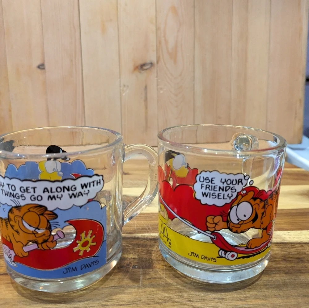Garfield Glass Mug Set - Colorful Cartoon Design